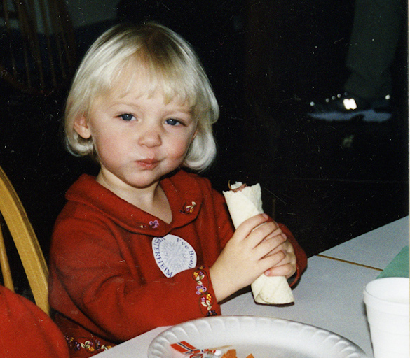 Child eating varme polse